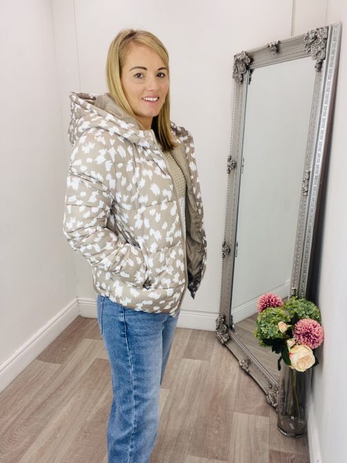 Bee short puffer jacket in taupe