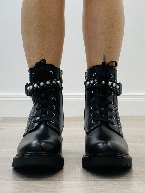 Lucy boot in black