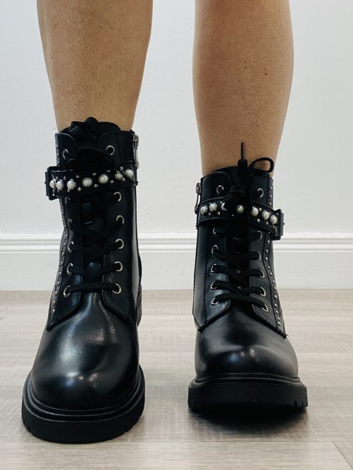 Lucy boot in black